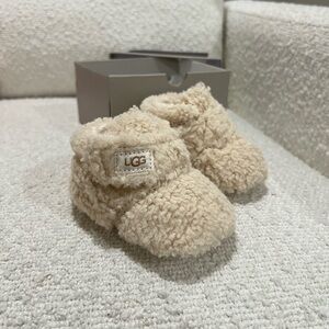 NIB Baby Uggs 0/1 - Cream